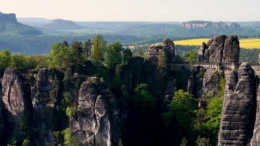 Almanya 'nın Sakson İsviçre Ulusal Parkı' ndaki Bastei Köprüsü 'nün cenic manzarası. Dramatik kaya oluşumları, yürüyüş ve doğal güzellikleriyle tanınan popüler turizm merkezi..