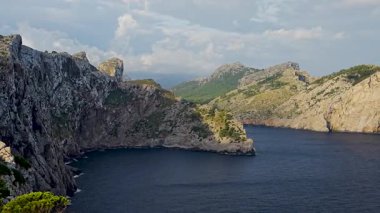 Cap de Formentor, Mallorca yakınlarındaki nefes kesici kıyı manzarası. Engebeli kayalıklar, deniz manzarası ve Akdeniz manzarası. Seyahat, turizm ve doğa konuları için ideal