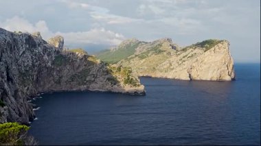 Mallorca, Cap de Formentor 'daki çarpıcı sahil kayalıkları ve turkuaz sular. Dramatik Akdeniz manzarası seyahat, turizm ve doğa projeleri için mükemmel.