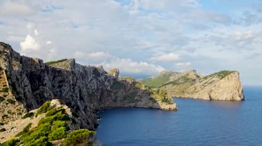 Cap de Formentor, Mallorca 'da muhteşem kayalıklar ve kristal mavi deniz. İkonik Akdeniz kıyıları seyahat, doğa ve manzaralı projeler için idealdir.