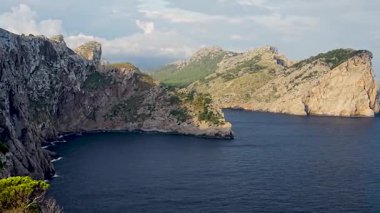 Cap de Formentor, Mallorca 'nın görkemli kıyı şeridi. Turkuaz sular ve engebeli uçurumlar çarpıcı bir Akdeniz seyahat sahnesi yaratıyor..