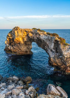 İspanya, Mallorca, Cala Santanyi 'de deniz kayaları oluşumu. Kristal berrak su, engebeli uçurumlar, dramatik Akdeniz manzarası.
