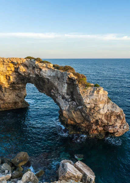 Mallorca, Cala Santanyi 'nin berrak turkuaz sularından yükselen güzel doğal kaya kemeri. Uçurumlar ve deniz manzaralı şaşırtıcı Akdeniz manzarası.