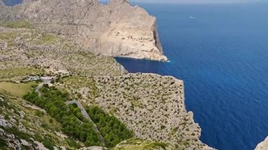 Mallorca Adası 'ndaki Formentor Lighthouse' a doğru virajlı bir yol. Çarpıcı uçurumlar, deniz manzarası, Akdeniz cazibesi seyahat ve turizm temaları için mükemmel..