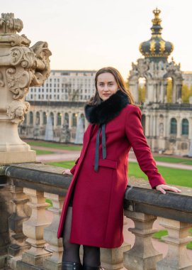 Avrupa 'yı gezen ve tarihi Dresden, Almanya' yı ziyaret eden şık genç bayan turistin portresi. Kentsel altyapı, seyahat yaşam tarzı, modern Avrupa mimarisi.