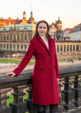 Avrupa 'yı gezen ve tarihi Dresden, Almanya' yı ziyaret eden şık genç bayan turistin portresi. Kentsel altyapı, seyahat yaşam tarzı, modern Avrupa mimarisi.