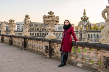 Avrupa 'yı gezen ve tarihi Dresden, Almanya' yı ziyaret eden şık genç bayan turistin portresi. Kentsel altyapı, seyahat yaşam tarzı, modern Avrupa mimarisi.