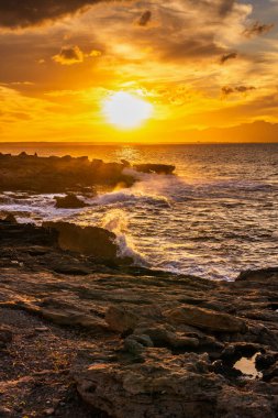 Mallorca kıyı şeridinde muhteşem bir gün batımı. Akdeniz 'e yansıyan canlı renkler ve rahatlatıcı deniz kıyısı atmosferiyle..