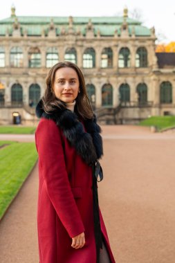 Dresden, Almanya 'nın tarihi merkezini keşfeden ceketli şık bir kadın. Avrupa 'nın ünlü şehrinde tek başına seyahat, turizm ve şehir turizmi.