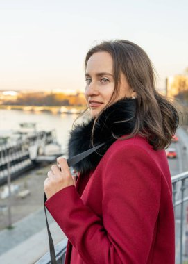 Dresden, Almanya 'da gezen, tarihi caddeleri gezen, Avrupa şehir seyahatlerini deneyimleyen, ceketli hoş bir bayan turist..