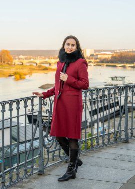 Dresden, Almanya 'da gezen, tarihi caddeleri gezen, Avrupa şehir seyahatlerini deneyimleyen, ceketli hoş bir bayan turist..