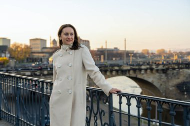 Dresden, Almanya 'yı keşfeden şık ceketli genç bir bayan gezgin, eski kasabadan geçiyor ve Avrupa' da şehir hayatı ve turistik yerler keşfediyor..