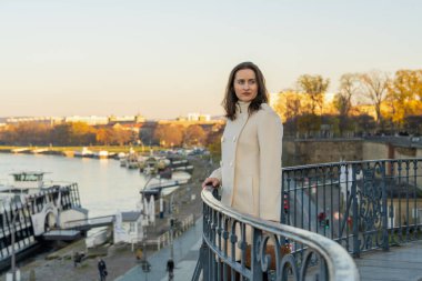 Dresden, Almanya 'yı keşfeden şık ceketli genç bir bayan gezgin, eski kasabadan geçiyor ve Avrupa' da şehir hayatı ve turistik yerler keşfediyor..