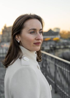 Dresden, Almanya 'yı keşfeden şık ceketli genç bir bayan gezgin, eski kasabadan geçiyor ve Avrupa' da şehir hayatı ve turistik yerler keşfediyor..