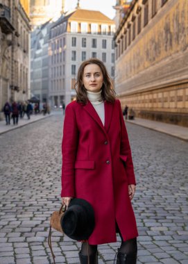 Dresden 'in eski kasabasını keşfeden, tarihi mimari alan ve Avrupa şehir macerasından keyif alan, modaya uygun bir kadın..