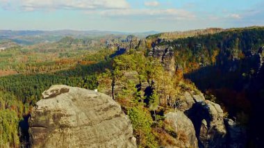 Almanya 'daki Sakson İsviçre Ulusal Parkı' nın sonbahar manzarası seyahat tanıtımları, doğa belgeselleri ve manzaralı arka plan görüntüleri için mükemmel.. 