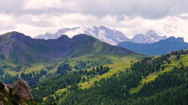 Valparola Geçidi 'ndeki güzel dağ manzarası, Dolomites, İtalya, Marmolada, en yüksek tepe, mesafe yükseliyor. Seyahat ve turizm temaları için manzara doğa görünümü.