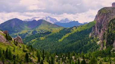 İtalya 'nın Dolomites kentindeki Valparola Geçidi' nden Marmolada 'nın en yüksek dağ olduğu manzara, uzaktan görülebiliyor. Alp manzarası, seyahat, turizm konsepti.