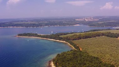 Hırvatistan 'ın Porc kentinin tarihi binaları ve kıyı manzaralı büyüleyici turistik manzarası. Seyahat, turizm, tatil, Akdeniz yaşam tarzı kavramları için mükemmel.
