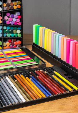 Renkli kalemler, keçeli kalemler, masa başı kalemler. Eğitim, okul, sanat, tasarım, kırtasiye, ofis, öğrenim, çocukluk yaratıcılığı, ilham.