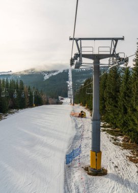 Kışın dağ otelinde kayakla gezen turistler. Karlı manzara, kış arka planı, kış sporları ve mevsimsel seyahat konsepti. Karpacz, Polonya.
