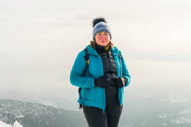 Sırt çantalı kadın gezgin, karlı Snezka zirvesinde duruyor, kış manzarasının tadını çıkarıyor, dağ manzarasının. Polonya 'da seyahat, macera, özgürlük, açık hava yaşam tarzı.