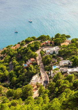 Akdeniz kıyısındaki yeşil manzaralarla çevrili, Mallorca 'nın Canyamel kentinin hava manzarası. Turizm, tatil, yaz tatili kavramları için ideal yer.