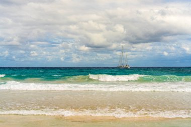 Sakin sularda süzülen yelkenli açık Akdeniz 'deki eğlence, macera ve sükuneti simgeliyor..