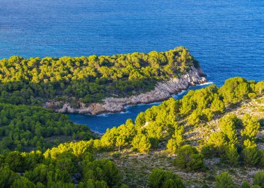 Capdepera, Mallorca, İspanya 'daki engebeli Canyamel sahil şeridinin en iyi hava manzarası. Doğal dokuları, kayalık uçurumları, turkuaz suyu, seyahati, turizm kavramları olan güzel Akdeniz manzarası.