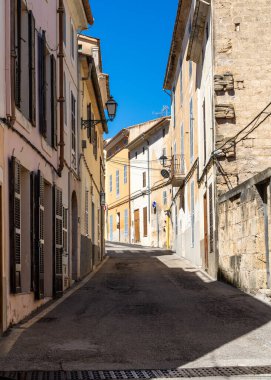 Mallorca 'nın tarihi Arta şehrinde geleneksel taş evlerle dolu dar bir sokak. Mükemmel Akdeniz seyahat merkezi ve Avrupa mimari konsepti.