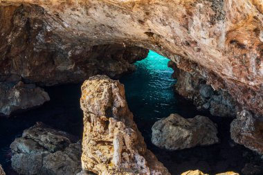 Doğal kaya kemeri Pont Natural dEs Calo Blanc Mallorca, İspanya 'daki turkuaz deniz üzerinde. Manzaralı Akdeniz kıyı şeridi ve popüler seyahat noktası