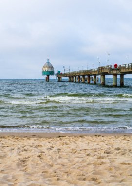 Zinnowitz iskelesi, Almanya 'nın Baltık Denizi' ndeki Kullanım Adası 'nda. Deniz kenarındaki tatil köyünde dalış teleferiği. Seyahat yeri ve kıyı turizmi kavramı.