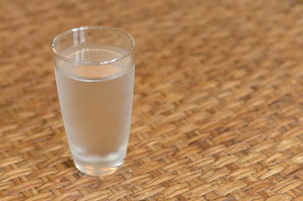 Ett glas kallt dricksvatten — Stockfoto