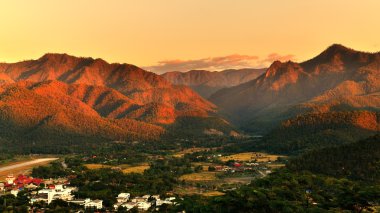 Mae Hong Son sıradağları üzerinde günbatımı