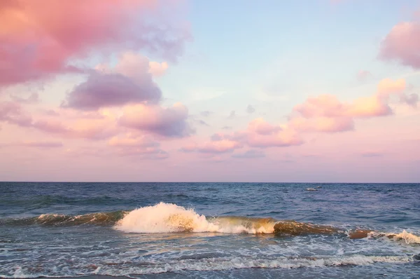 Paisaje marino tropical con hermoso cielo crepuscular — Foto de Stock