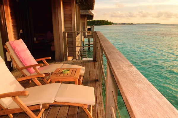 Balcón junto al mar con dos sillas — Foto de Stock