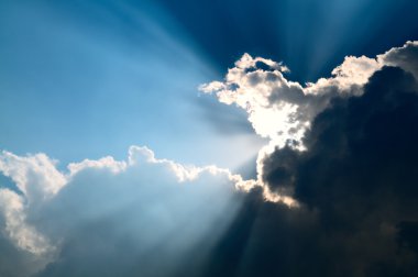 Sunbeam siyah fırtınalı bulut üzerinden