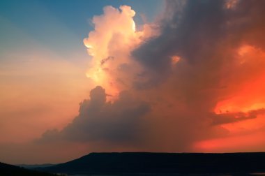 Dağ Aralık Ta Khong rezervuar Lam, üzerinde güzel gün batımı