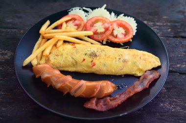 Omlet jambon, sosis ve patates kızartması ile