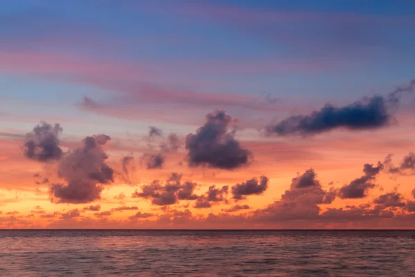 Hermosa puesta de sol en Maldivas — Foto de Stock