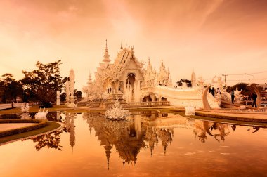 Wat Rong Khun gün batımında