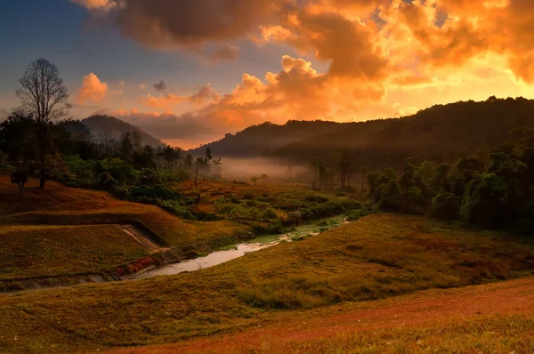 Východ slunce nad pohoří na Pang-Ung — Stock fotografie