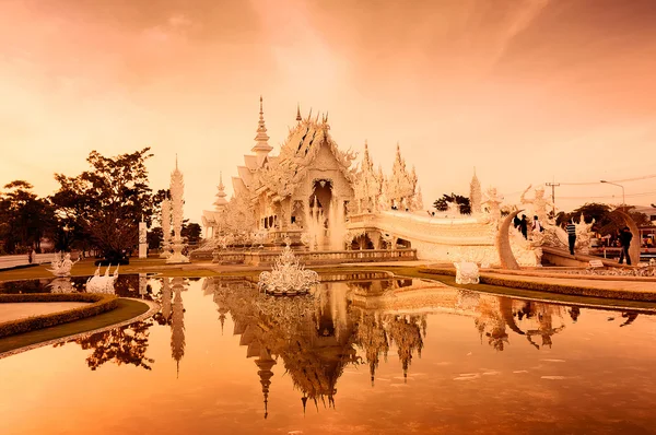 Pôr do sol em Wat Rong Khun — Fotografia de Stock