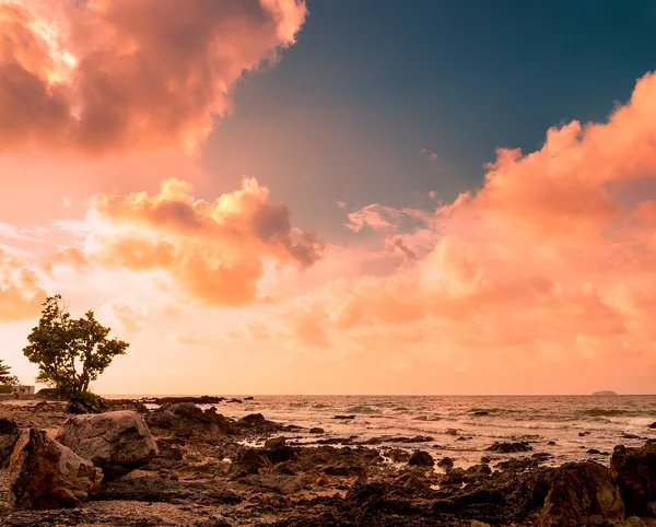 Impresionante amanecer sobre el mar en la playa de Rayong — Foto de Stock