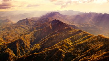 Güzel dağ aralığının havadan görünümü