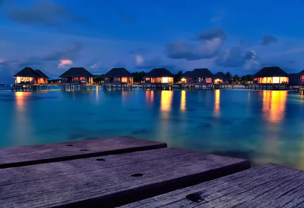 Bungalows de agua Maldivas al atardecer — Foto de Stock