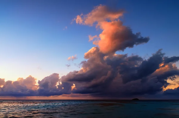 Hermosa puesta de sol en Maldivas — Foto de Stock
