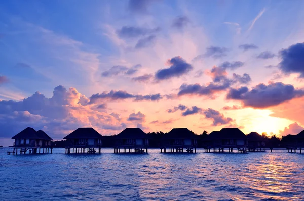 Lever de soleil sur les bungalows aquatiques aux Maldives — Photo