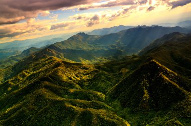 Güzel dağ aralığının havadan görünümü