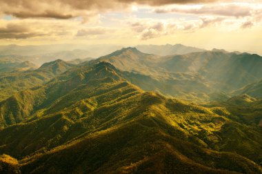 Güzel dağ aralığının havadan görünümü